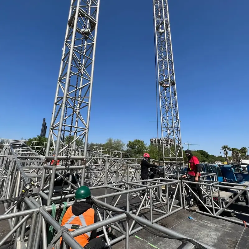 GROUND SUPPORTS, ESCENARIOS, HOSPITALITIES, LAYHER, MOTORES CM, TRUSSES CIRCULARES, RIGGING, RIGGERS ROLLING RISERS, CARPAS LOSBERGER, TELONES, KABUKI, TRUSSES DIFERENTES DIMENSIONES