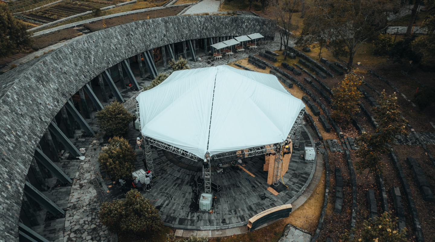 diseño con trusses the spider con lona en parque ecologico