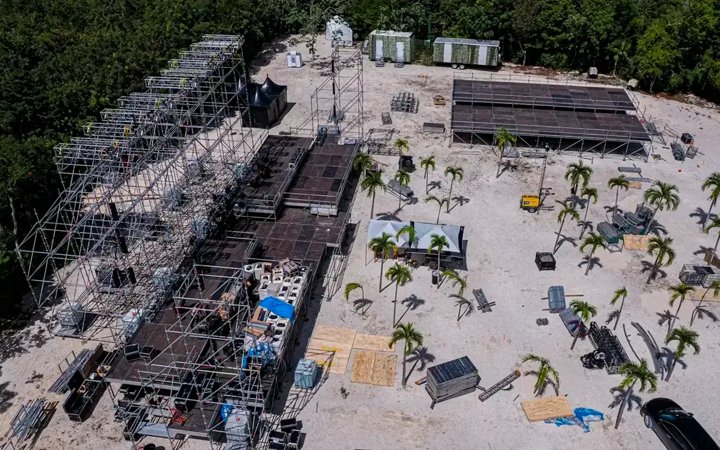 Plataforma de escenario Layher al aire libre para conciertos y eventos masivos en MÉRIDA con estructura modular profesional.