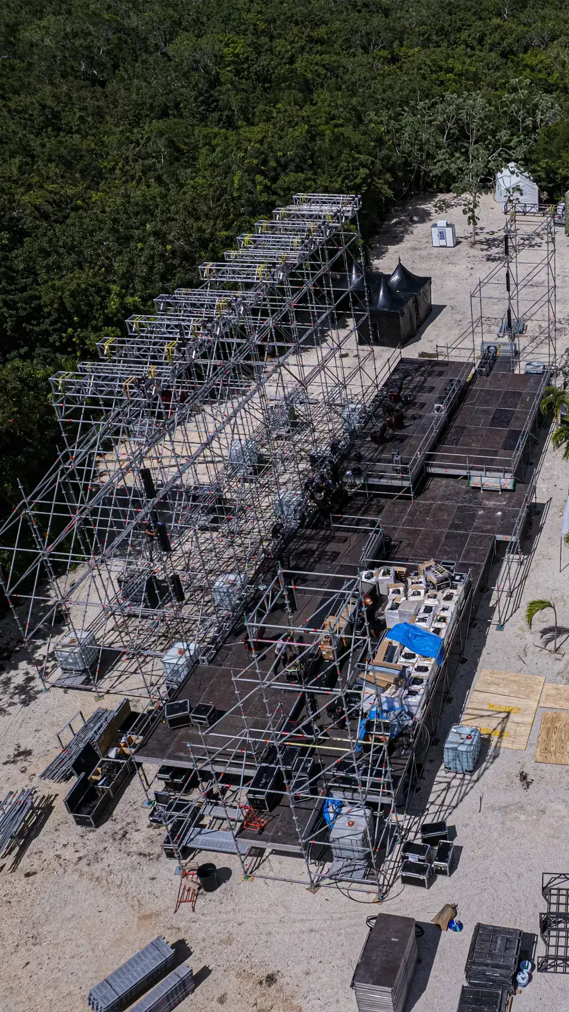 Plataforma de escenario Layher al aire libre para conciertos y eventos masivos en MÉRIDA con estructura modular profesional.